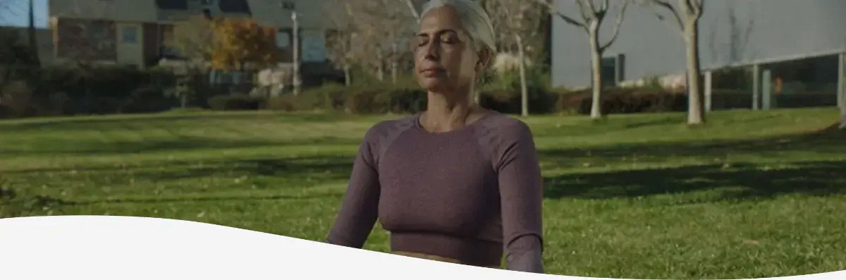 Mujer desarrollando una postura de yoga