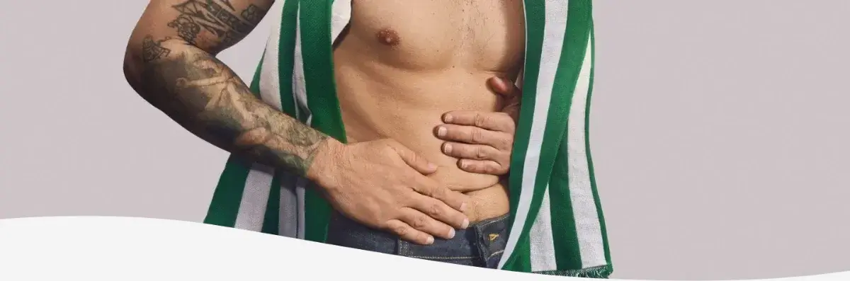 Hombre con dolor abdominal sosteniendo un plato de comida
