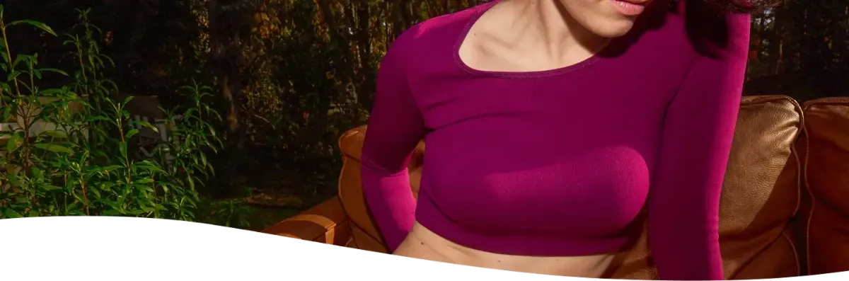 Hombre emocionado viendo un encuentro deportivo