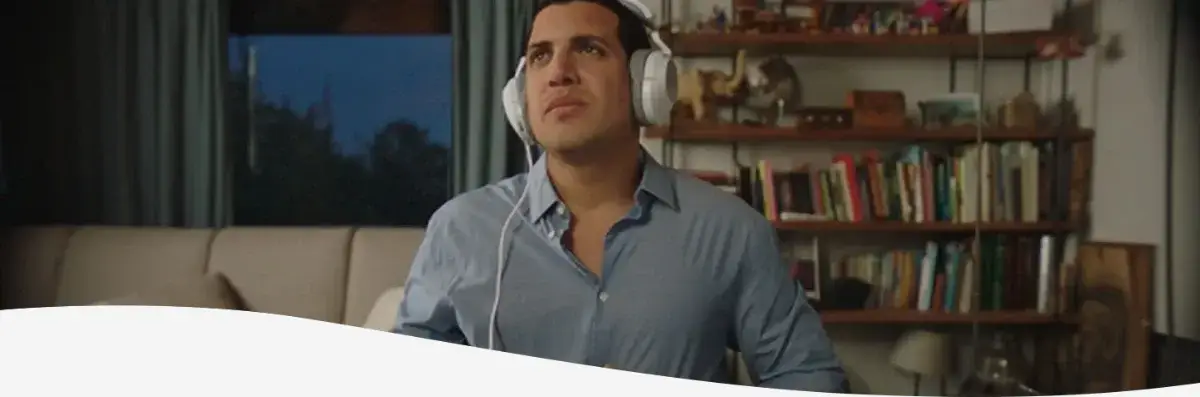 Mujer con malestar estomacal mientras come pizza