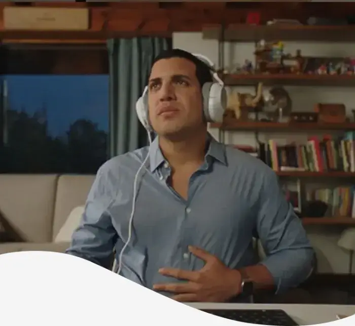 Mujer con malestar estomacal mientras come pizza