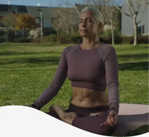 Mujer desarrollando una postura de yoga