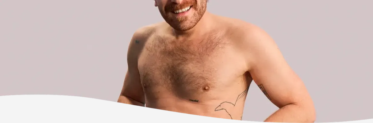 Hombre emocionado viendo un encuentro deportivo