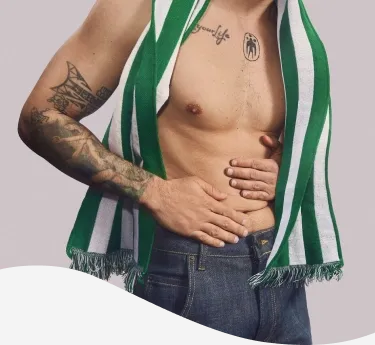 Hombre con dolor abdominal sosteniendo un plato de comida