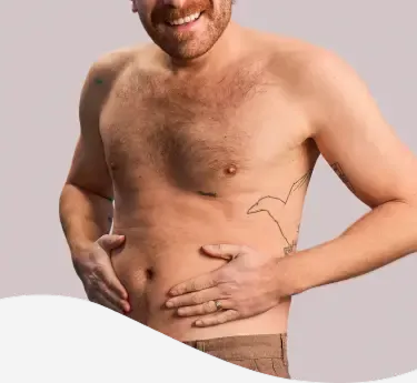 Hombre emocionado viendo un encuentro deportivo